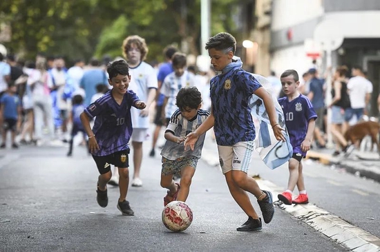 阿根廷世界杯夺冠举国欢庆 数万球迷涌上街头